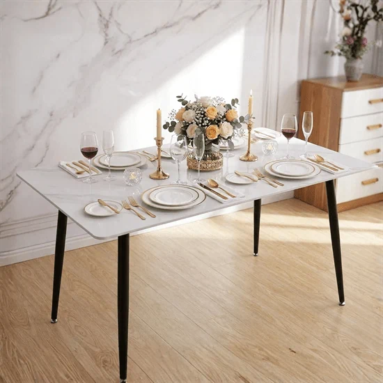 שולחן אוכל עם פלטת קרמיקה בגוון שיש לבן במידות 120/70 ס"מ ורגלי מתכת שחורות